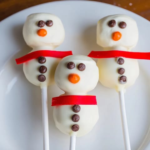 Express Snowman Marshmallow Pops, dipped in white chocolate, ready for a winter treat.